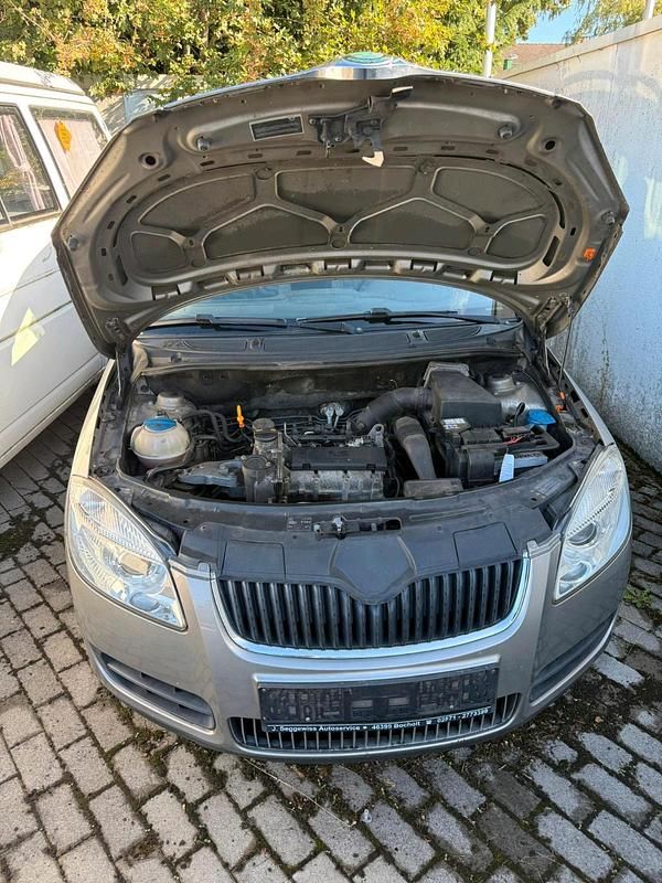 Grau Gebraucht 2009 Skoda Roomster Kombi | 750 € (Superpreis) - Bild 1/4