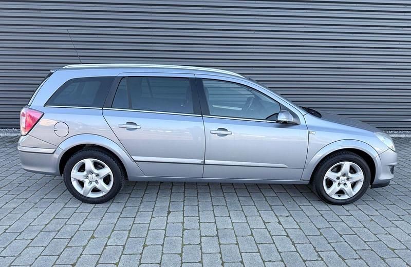 Gebraucht Opel Astra Edition 116 PS (85 kW) 2007 Lichtsilber/silver lightning Kombi