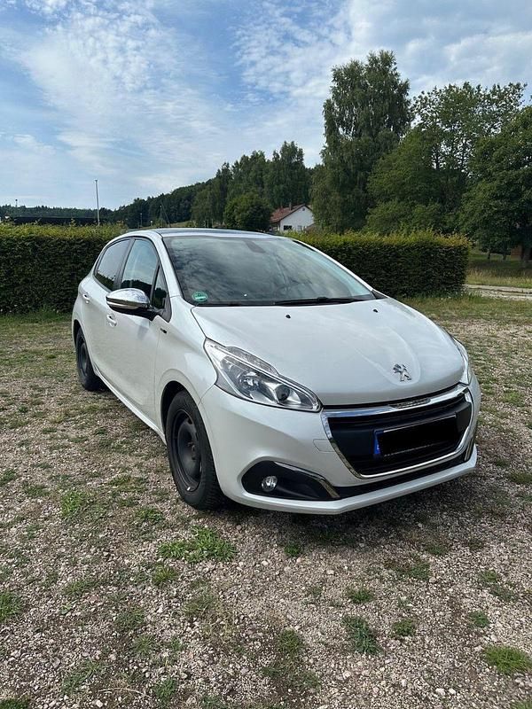 Weiß Gebraucht 2016 Peugeot 208 Active Kleinwagen | 6.200 € (Fairer Preis) - Bild 1/3