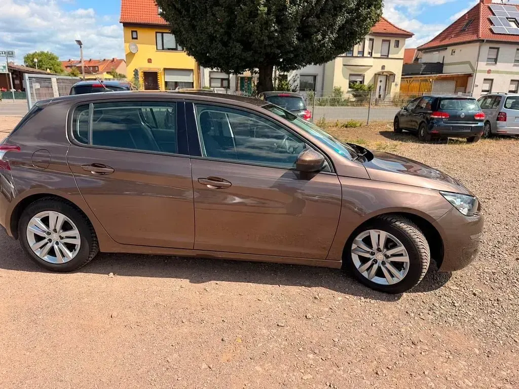 Gebraucht Peugeot 308 Active 125 PS (91 kW) 2014 Rich oak Limousine