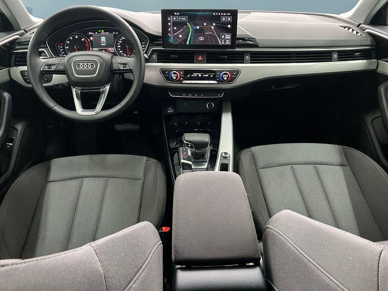 Używany Audi A4 150 KM (110 kW) 2024 Szary Sedan/Limuzyna