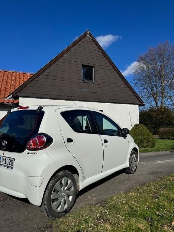 Gebraucht Toyota Aygo 68 PS (50 kW) 2013 Weiß Kleinwagen