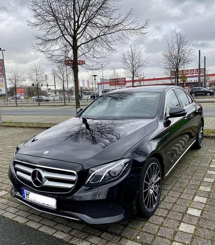 Schwarz Gebraucht 2016 Mercedes E220 Limousine | 26.900 € - Bild 1/4