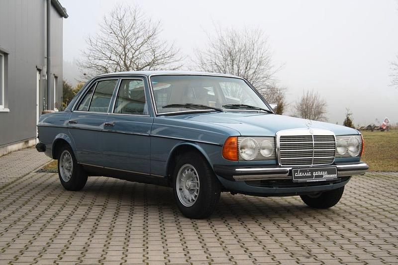 Gebraucht Mercedes 200 94 PS (69 kW) 1976 Blau Limousine