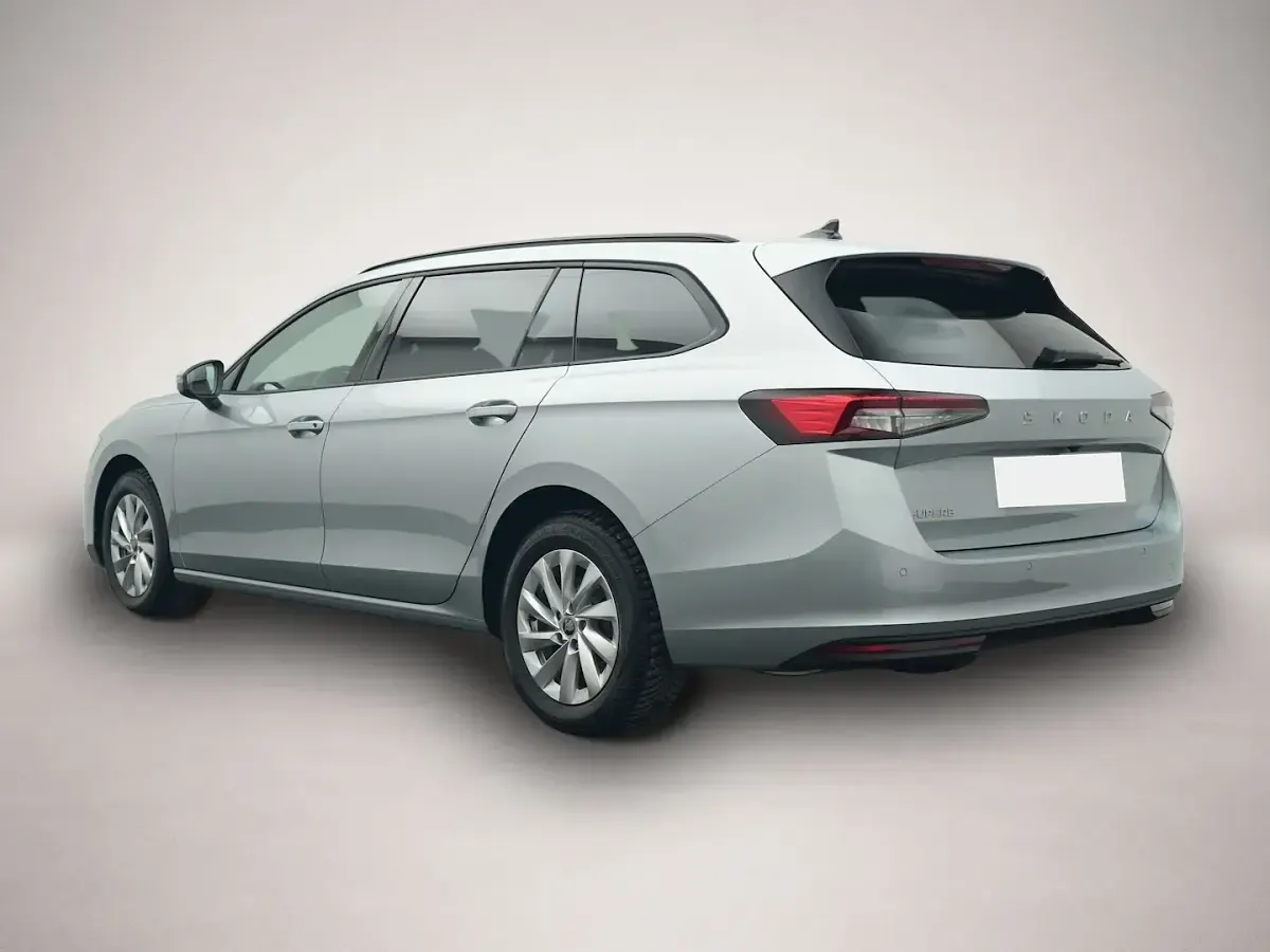 Gebraucht Skoda Superb Essence 150 PS (110 kW) 2025 Silber Kombi