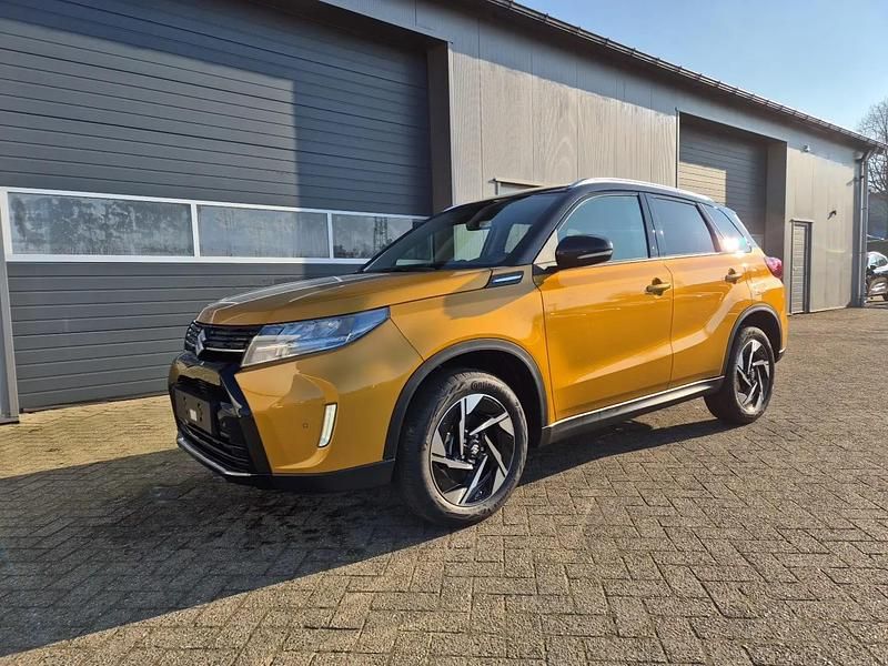 Solar yellow pearl metallic Neu 2025 Suzuki Vitara Comfort+ SUV | 25.470 € (Fairer Preis) - Bild 1/4