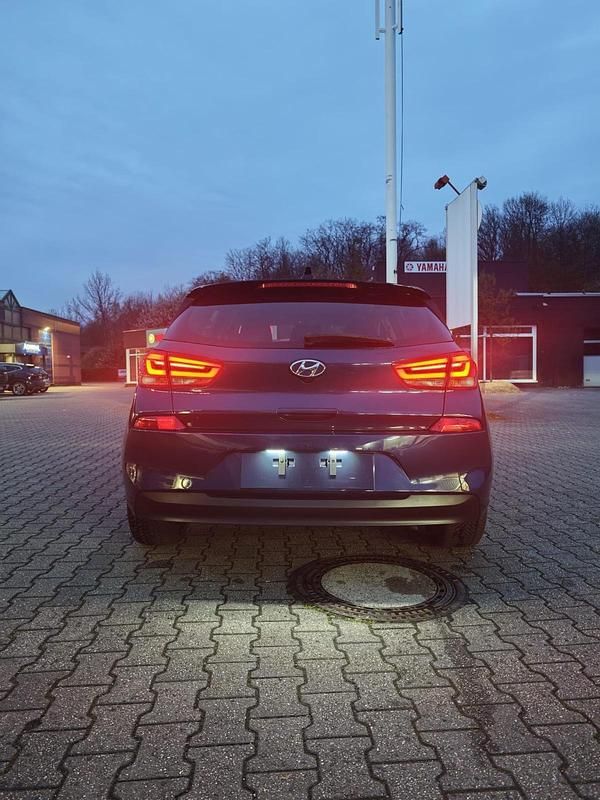 Gebraucht Hyundai i30 140 PS (102 kW) 2017 Blau Limousine