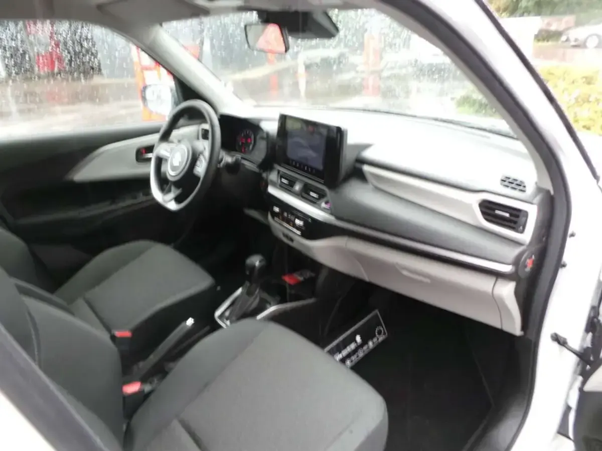Gebraucht Suzuki Swift Comfort+ 83 PS (61 kW) 2025 Pure white pearl metallic/ min Kleinwagen