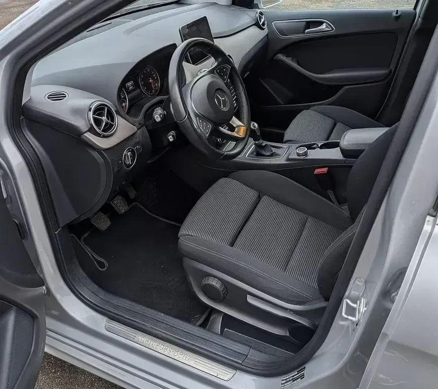 Gebraucht Mercedes B180 Style 122 PS (89 kW) 2017 Silber Kleinwagen