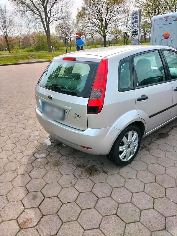 Gebraucht Ford Fiesta 80 PS (58 kW) 2003 Silber Kleinwagen