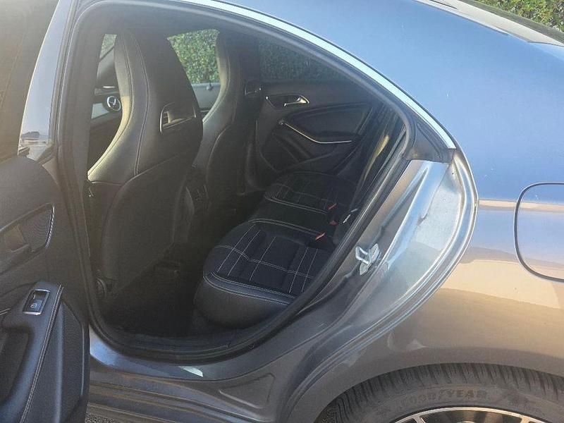 Grau Gebraucht 2015 Mercedes CLA250 Limousine | 18.500 € (Superpreis) - Bild 1/4