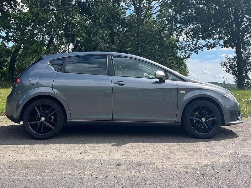 Grau Gebraucht 2012 Seat Leon FR Limousine | 7.500 € (Etwas zu teuer) - Bild 1/4