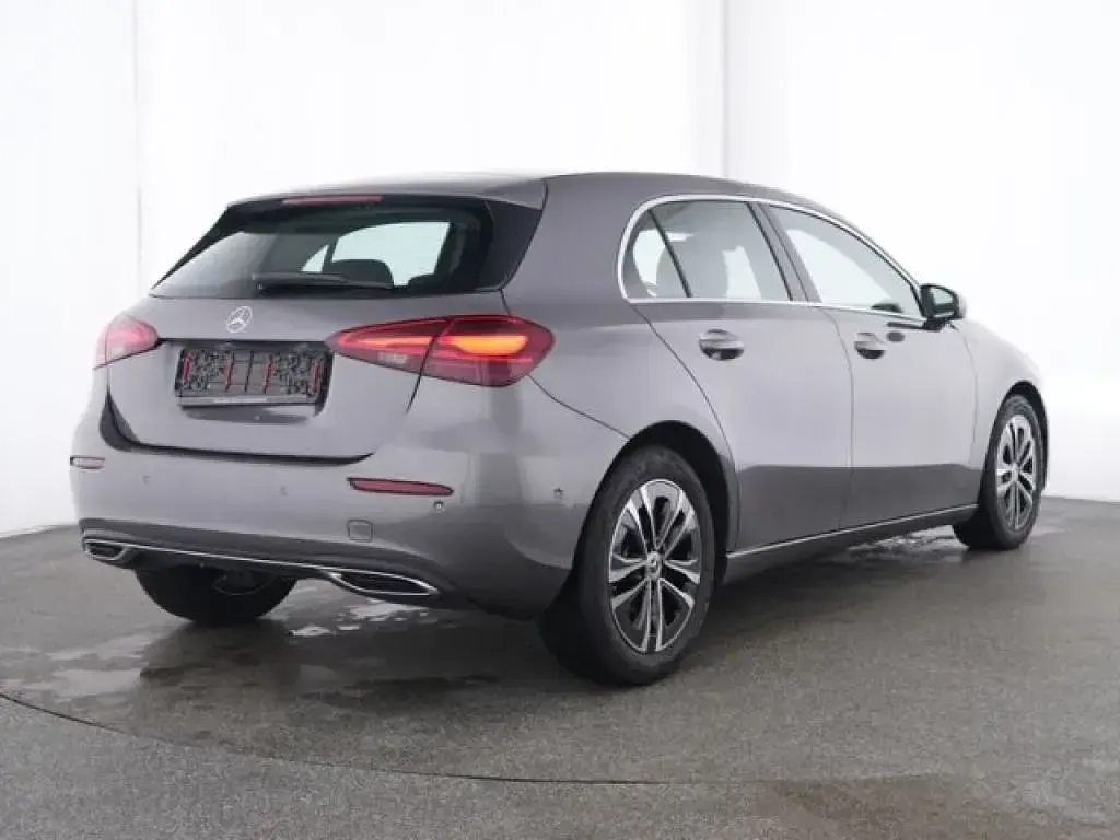 Gebraucht Mercedes A180 136 PS (100 kW) 2025 lack mountaingrau (metallic) Limousine