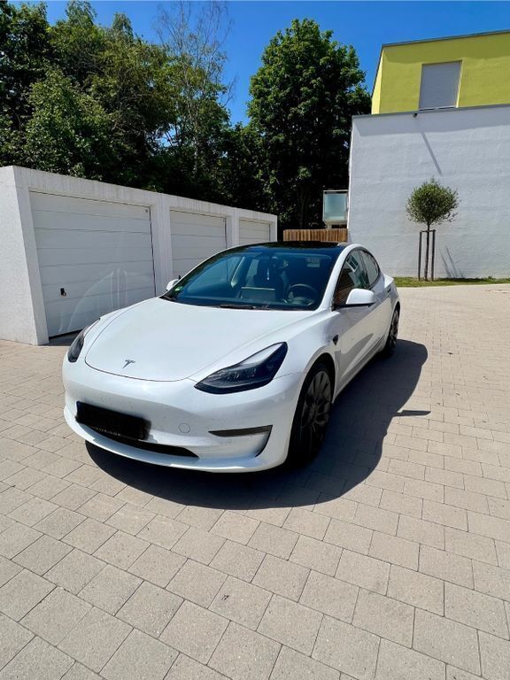 Weiß Gebraucht 2022 Tesla Model 3 Performance Limousine | 32.500 € (Fairer Preis) - Bild 1/4
