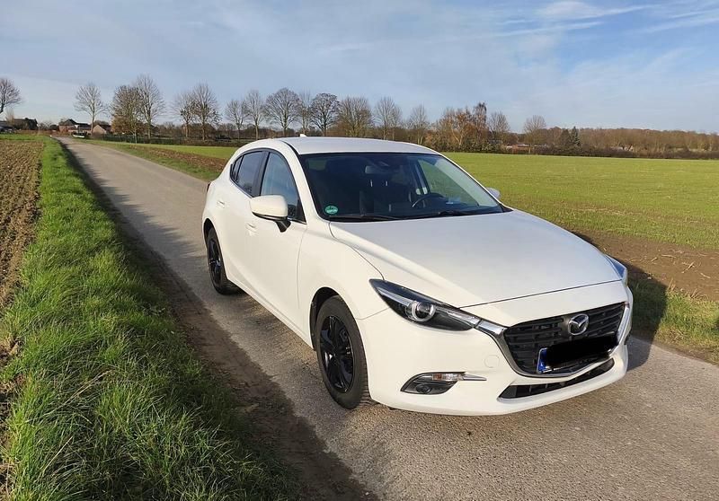 Weiß Gebraucht 2017 Mazda 3 Prime-Line Limousine | 12.400 € (Fairer Preis) - Bild 1/4