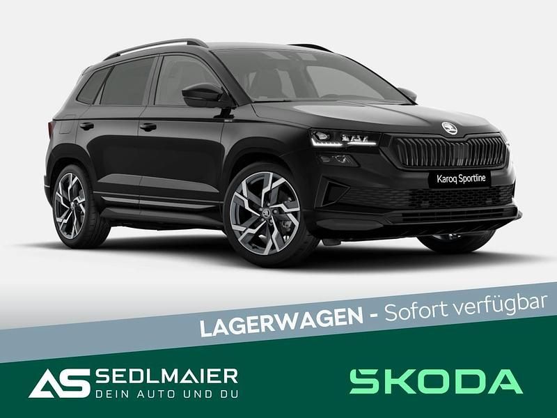 Schwarz (blackmagic perleffekt) Neu 2025 Skoda Karoq SportLine SUV | 38.090 € (Guter Preis) - Bild 1/4