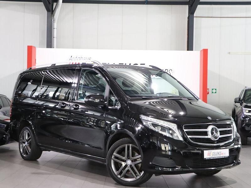 Schwarz Gebraucht 2017 Mercedes V250 Avantgarde Edition Van / Kleinbus | 35.444 € (Fairer Preis) - Bild 1/4