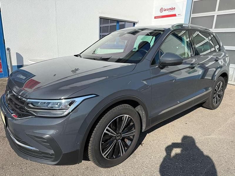 Gebraucht VW Tiguan Active 150 PS (110 kW) 2022 Delfingrau metallic SUV