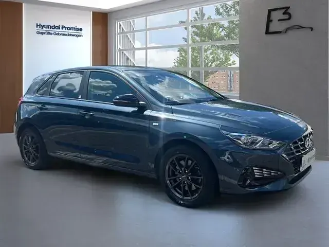 Gebraucht Hyundai i30 Intro Edition 159 PS (116 kW) 2021 Teal blue / met Limousine