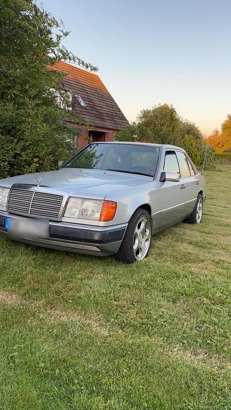Silber Gebraucht 1991 Mercedes E230 Limousine | 7.000 € - Bild 1/4
