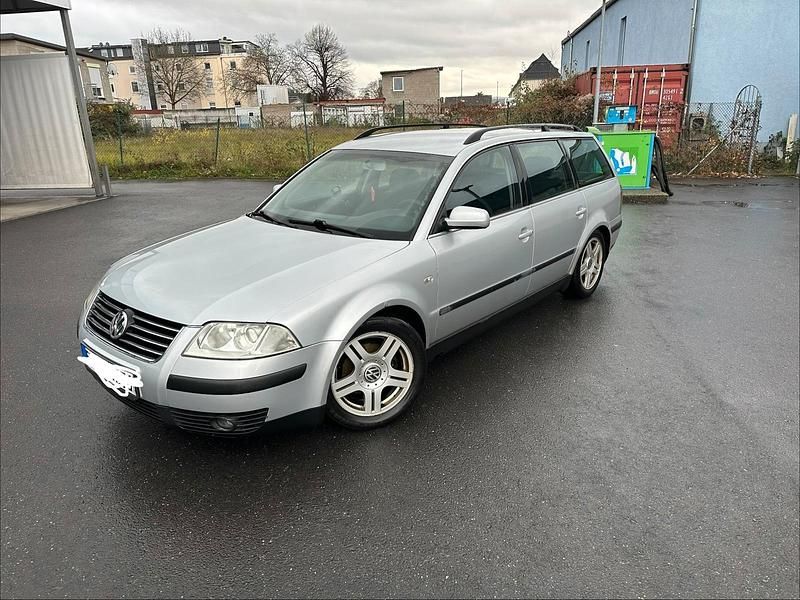 Grau Gebraucht 2001 VW Passat Kombi | 1.000 € (Superpreis) - Bild 1/4