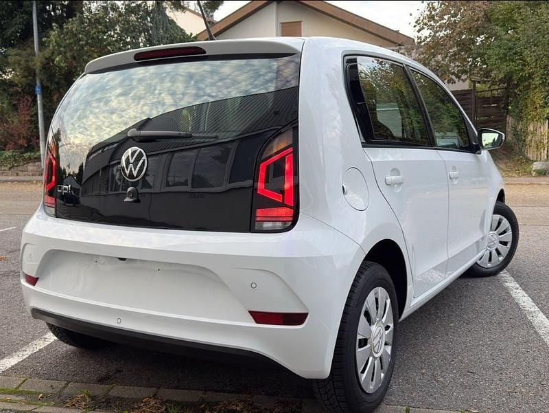 Second-hand VW up! Move 65 CP (47 kW) 2023 Alb Hatchback
