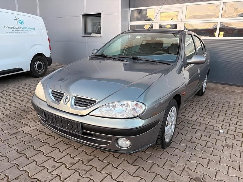 Grau Gebraucht 2002 Renault Mégane Limousine | 1.500 € (Fairer Preis) - Bild 1/4