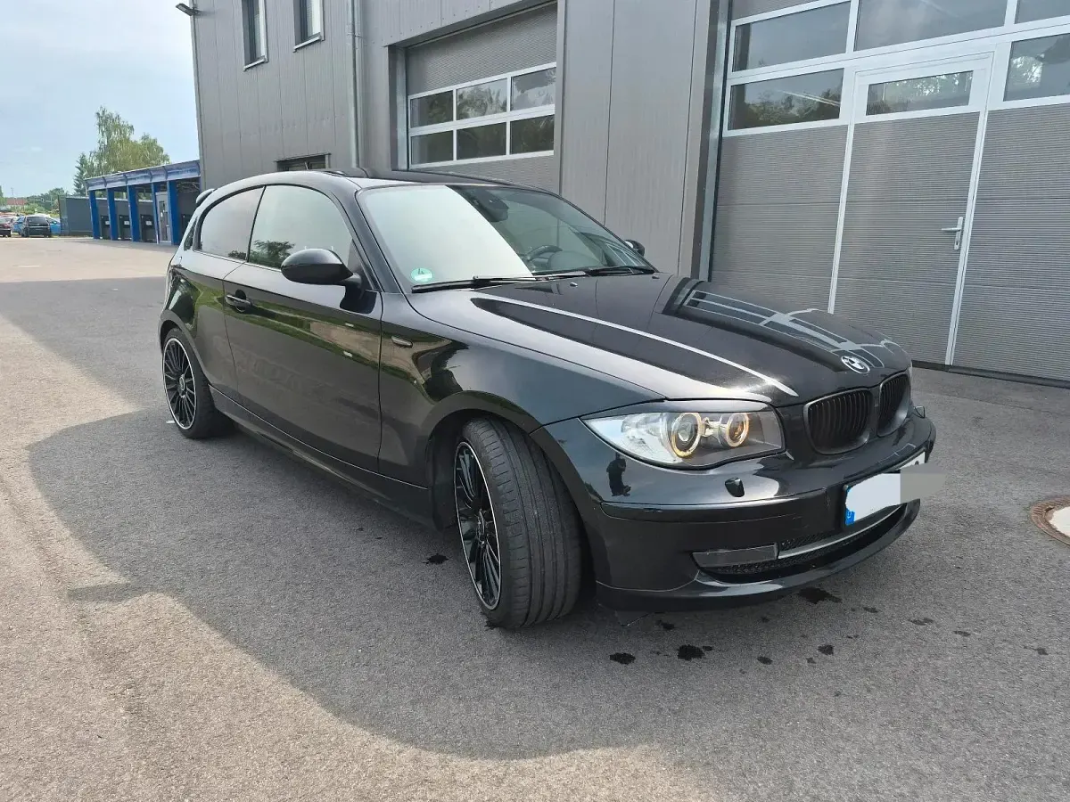 Gebraucht BMW 116 122 PS (89 kW) 2009 Schwarz Kleinwagen