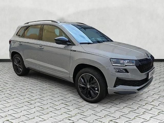 Grau Neu 2025 Skoda Karoq SportLine SUV | 39.980 € (Fairer Preis) - Bild 1/2