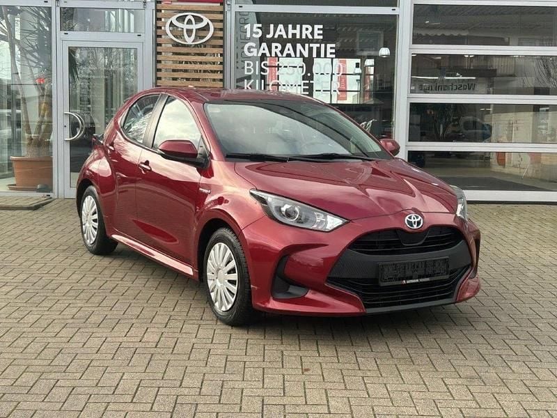 Rot Gebraucht 2021 Toyota Yaris Hybrid Comfort Kleinwagen | 14.395 € (Guter Preis) - Bild 1/4