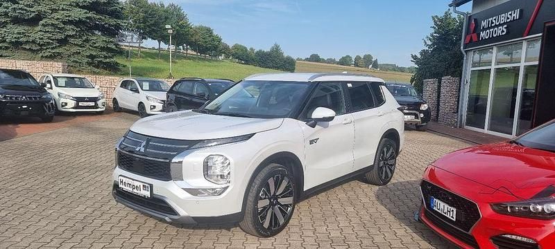 Titanweiß Neu 2025 Mitsubishi Outlander P-HEV Edition SUV | 52.990 € (Fairer Preis) - Bild 1/4