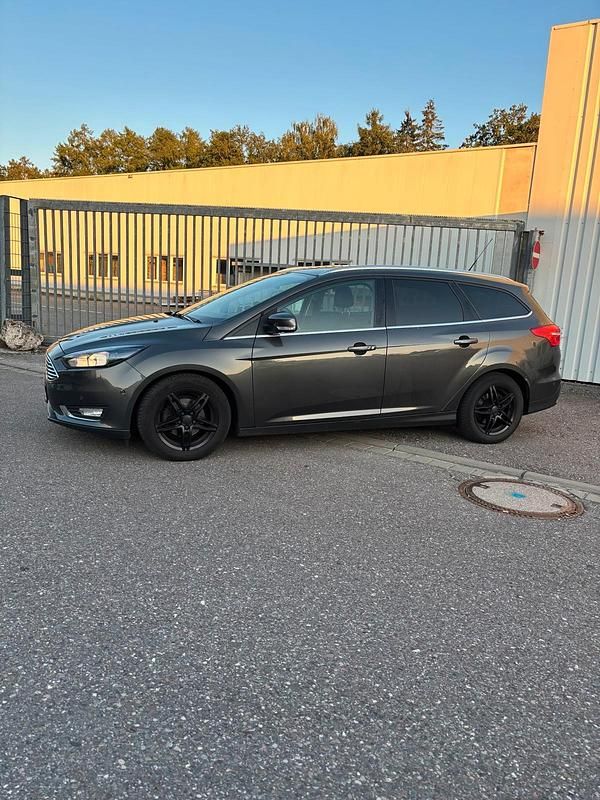 Silber Gebraucht 2015 Ford Focus Titanium Kombi | 5.780 € (Guter Preis) - Bild 1/4
