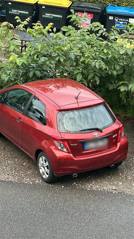 Rot Gebraucht 2012 Toyota Yaris Kleinwagen | 3.000 € (Etwas zu teuer) - Bild 1/4