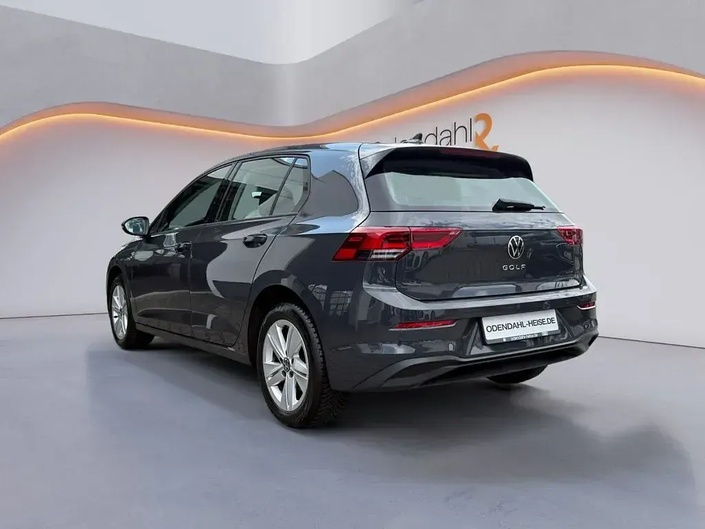 Gebraucht VW Golf VIII Life 131 PS (96 kW) 2023 Grau Limousine