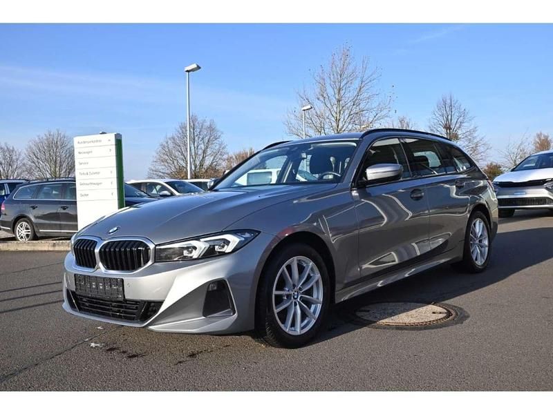 Grau Gebraucht 2023 BMW 318 Shadowline Kombi | 27.440 € (Superpreis) - Bild 1/4