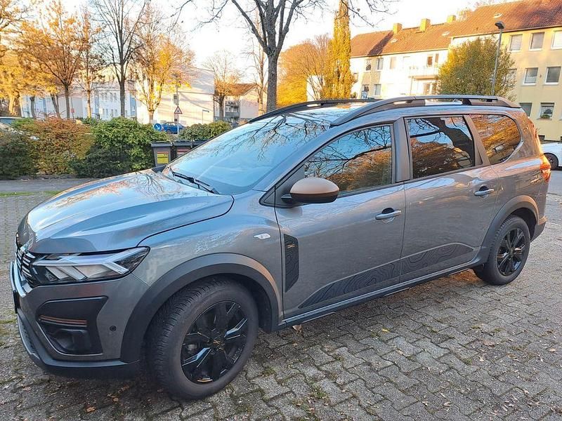 Grau Gebraucht 2024 Dacia Jogger Extreme Van / Kleinbus | 19.850 € (Fairer Preis) - Bild 1/4