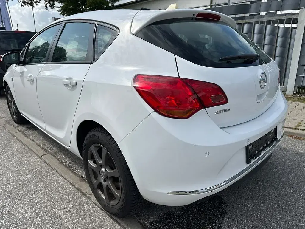 Gebraucht Opel Astra Selection 116 PS (85 kW) 2016 Weiß Limousine