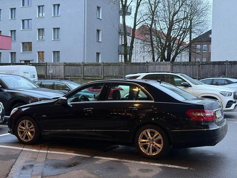 Gebraucht Mercedes E200 Avantgarde 184 PS (135 kW) 2011 Schwarz Limousine