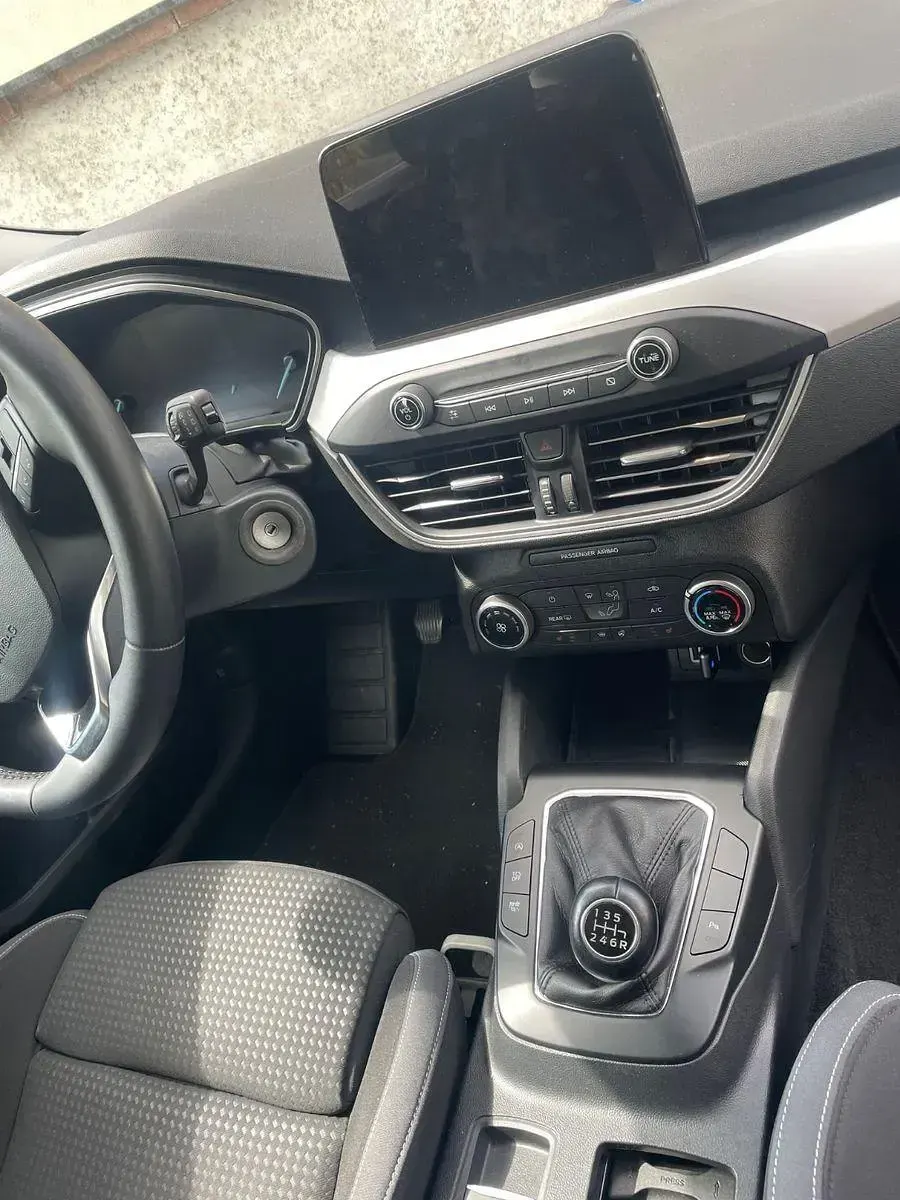 Używany Ford Focus 101 KM (74 kW) 2022 Srebrny Sedan/Limuzyna