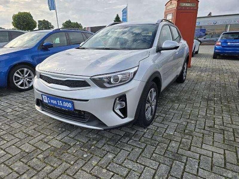 Seidensilber met. (metallic) Gebraucht 2023 Kia Stonic Vision SUV | 17.495 € (Guter Preis) - Bild 1/4
