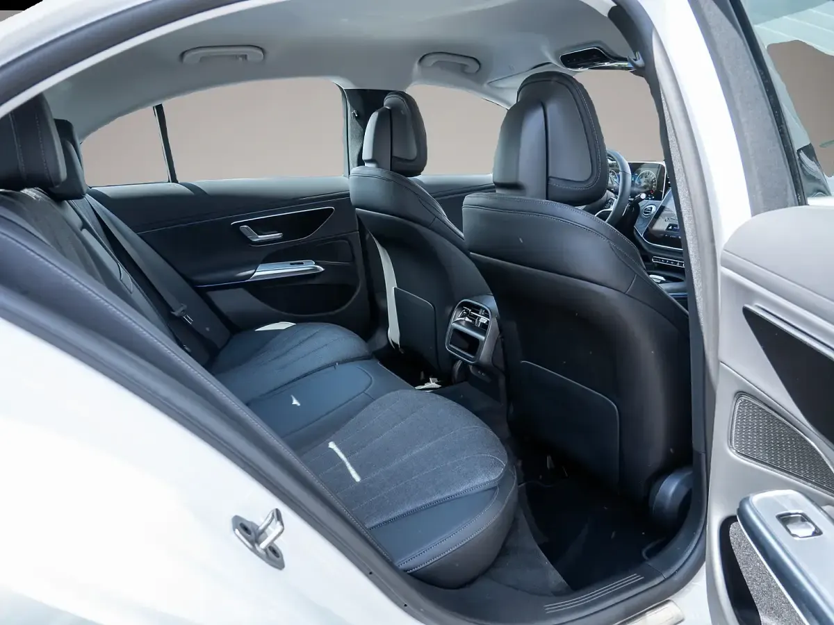 Gebraucht Mercedes E300 204 PS (150 kW) 2025 Weiß Limousine