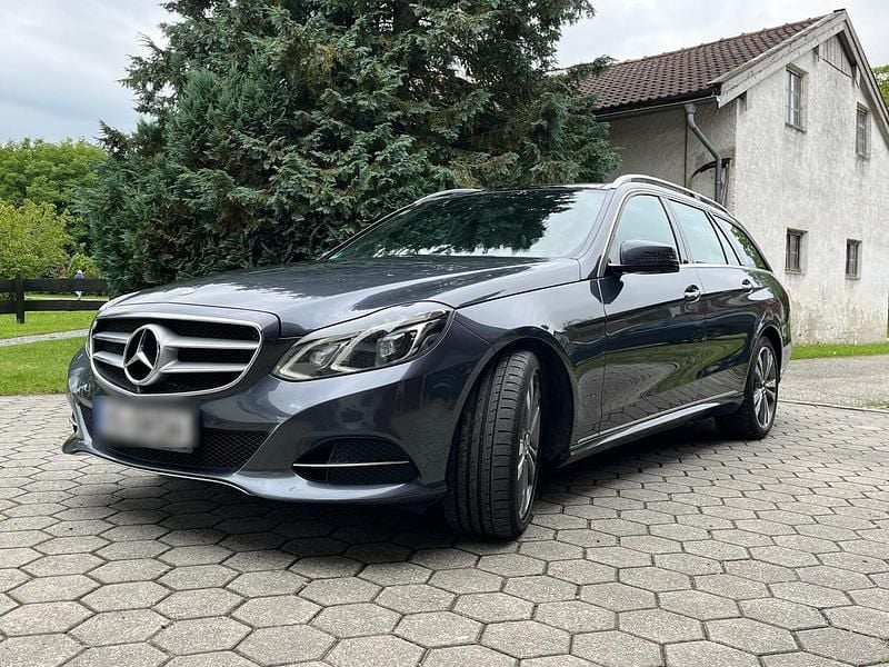 Grau Gebraucht 2014 Mercedes E250 Kombi | 13.900 € (Fairer Preis) - Bild 1/4