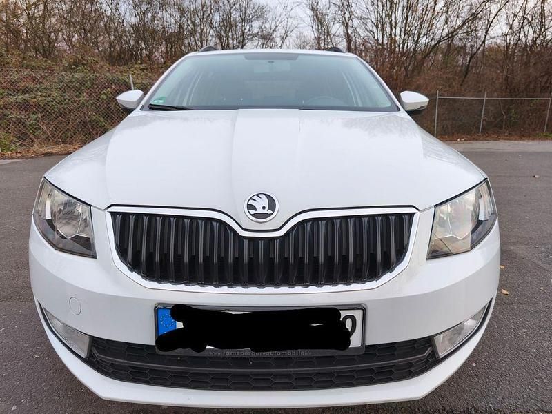 Weiß Gebraucht 2015 Skoda Octavia Ambition Kombi | 9.300 € (Fairer Preis) - Bild 1/4