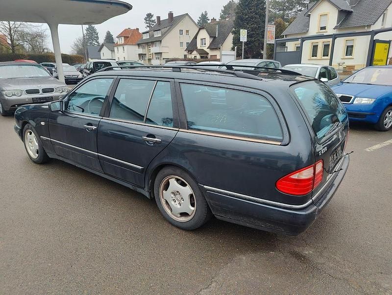 Gebraucht Mercedes E230 150 PS (110 kW) 1997 Blau Kombi