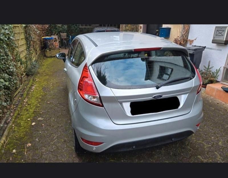 Gebraucht Ford Fiesta Ambiente 60 PS (44 kW) 2013 Grau Kleinwagen