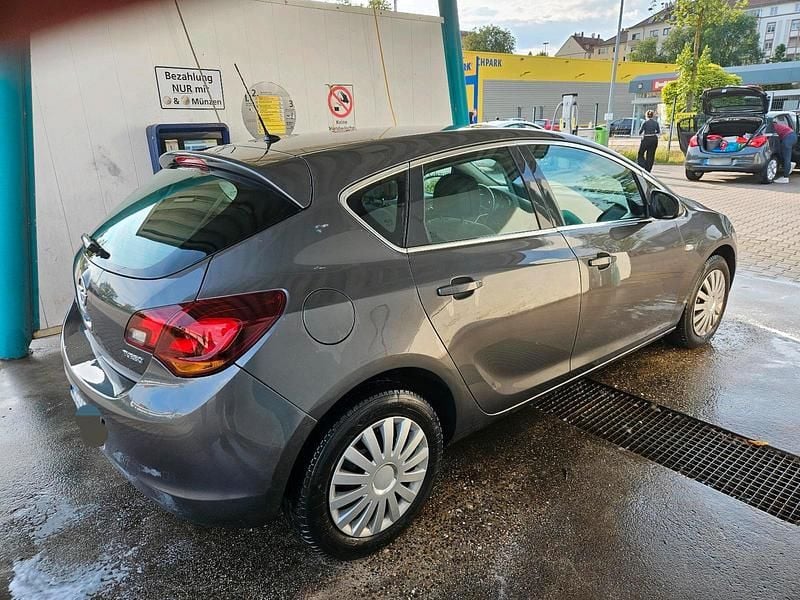 Usado Opel Astra 140 HP (102 kW) 2012 Cinzento Citadino