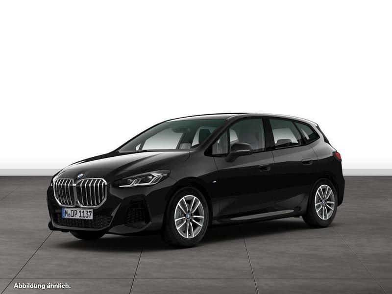 Black sapphire metallic Gebraucht 2025 BMW 220 Active Tourer Luxury Line Van / Kleinbus | 36.154 € (Fairer Preis) - Bild 1/4