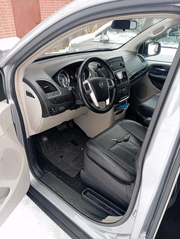 Gebraucht Lancia Voyager 168 PS (123 kW) 2014 Silber Van / Kleinbus