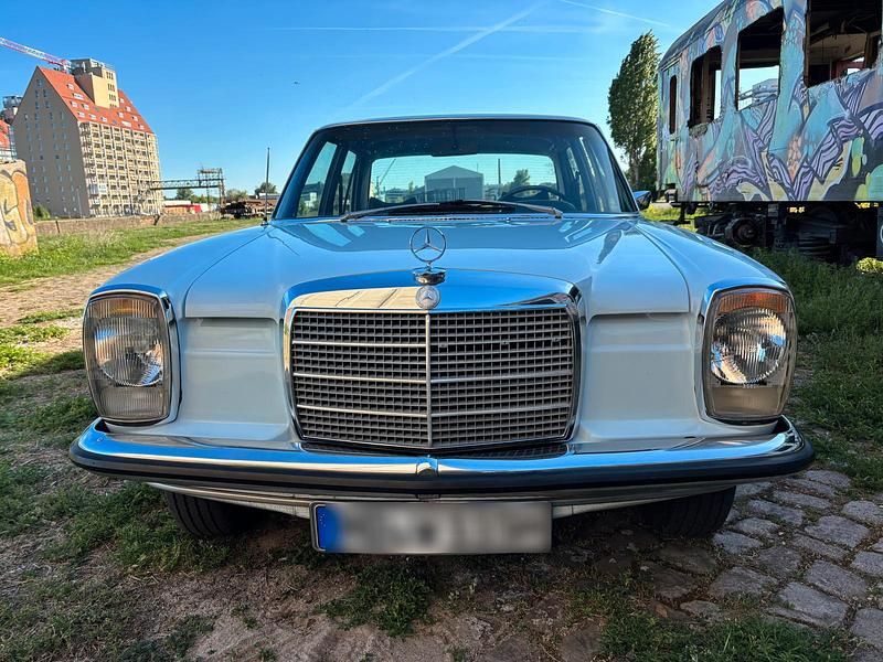 Blau Gebraucht 1973 Mercedes W115 Limousine | 17.400 € - Bild 1/4