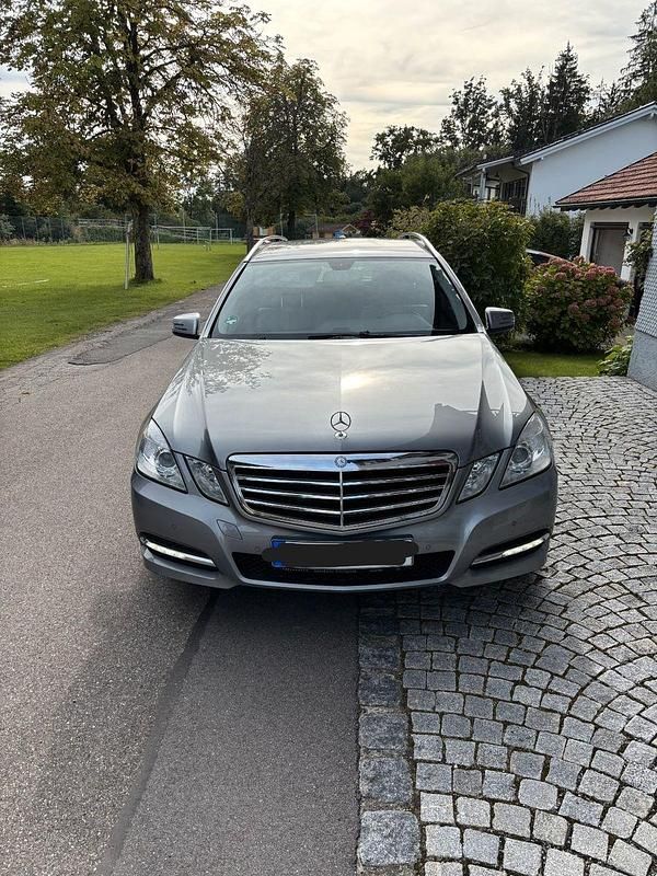 Silber Gebraucht 2012 Mercedes E200 Avantgarde Kombi | 8.500 € (Guter Preis) - Bild 1/4